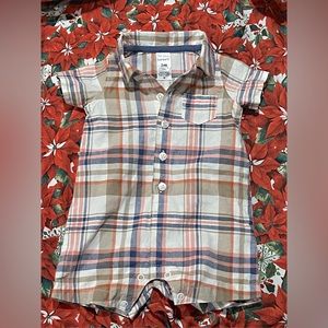 Carter’s one piece outfit for boys 
Size 3 months 
Color-brown,Plaid